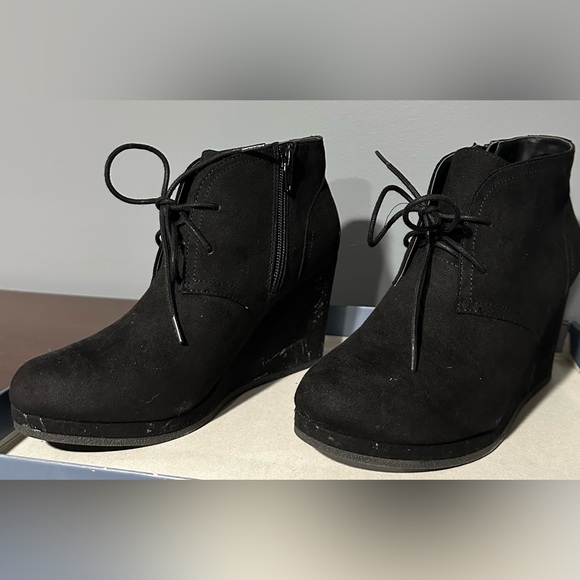 Universal thread black wedge ankle booties - Picture 3 of 5